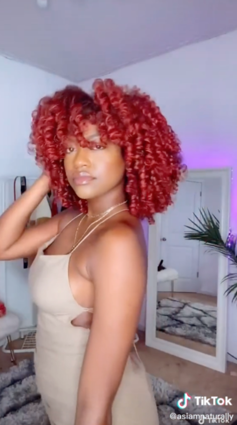 Kimberly Cherrell luciendo As I Am Curl Color - mostrando rizos vibrantes y definidos peinados con gel de coloración temporal, destacando un pigmento audaz y un brillo saludable.