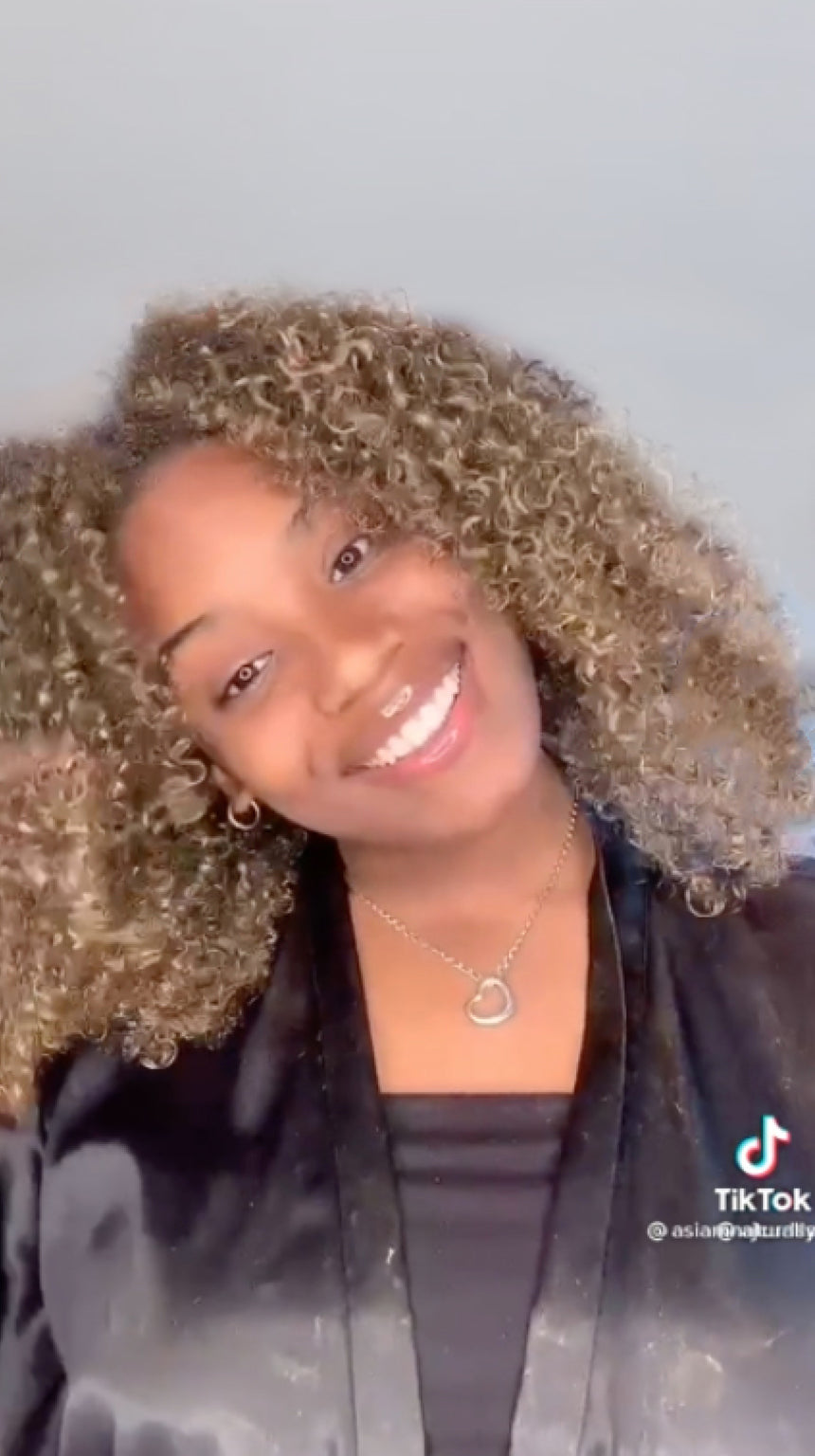 AJ Curlss con rizos definidos y voluminosos peinados con productos As I Am, que resaltan la textura saludable, la hidratación y la definición natural de los rizos.