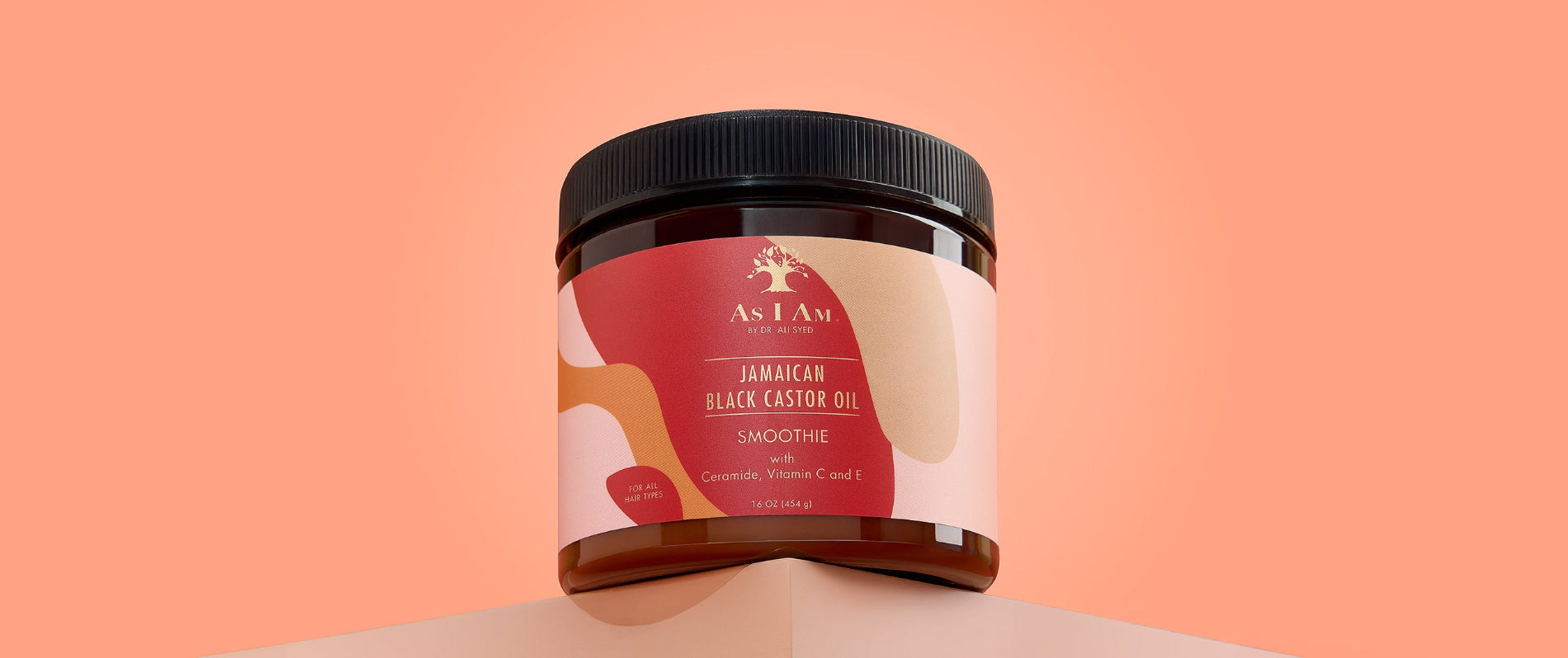 As I Am x Showy Jamaican Black Castor Oil Smoothie - toma panorámica de la rica crema de peinado diseñada para definir los rizos, reducir el encrespamiento y nutrir el cabello con hidratación infundida de JBCO.