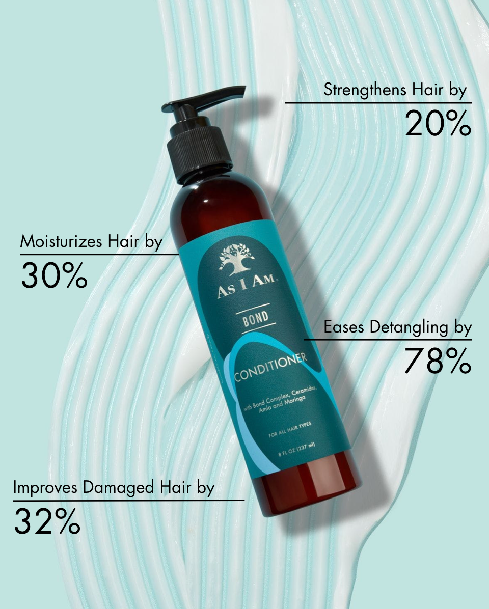 Frasco de acondicionador As I Am Bond con texto que destaca los beneficios para el cabello sobre un fondo azul claro
