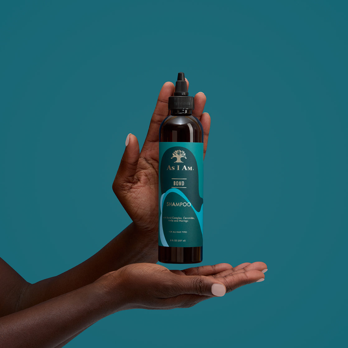 Champú Bond de As I Am - Champú fortalecedor y reparador diseñado para todo tipo de cabellos. Esta fórmula nutritiva ayuda a restaurar la estructura natural del cabello, dejándolo suave, sano e hidratado. Perfecto para el cabello seco o dañado que necesita un impulso revitalizante.