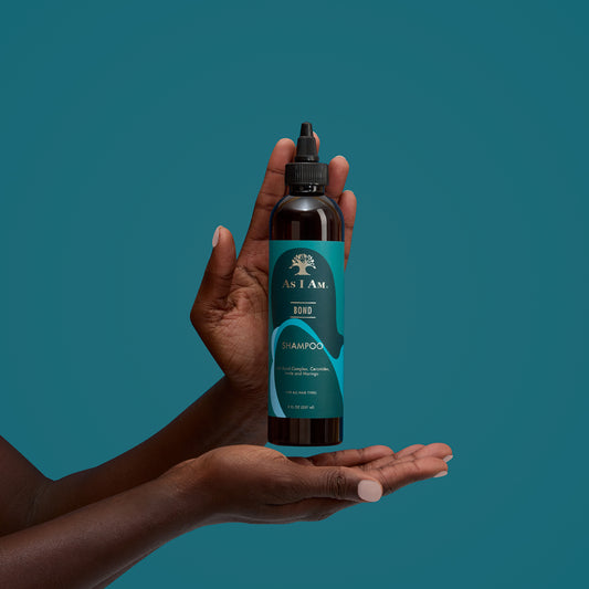 Champú Bond de As I Am - Champú fortalecedor y reparador diseñado para todo tipo de cabellos. Esta fórmula nutritiva ayuda a restaurar la estructura natural del cabello, dejándolo suave, sano e hidratado. Perfecto para el cabello seco o dañado que necesita un impulso revitalizante.