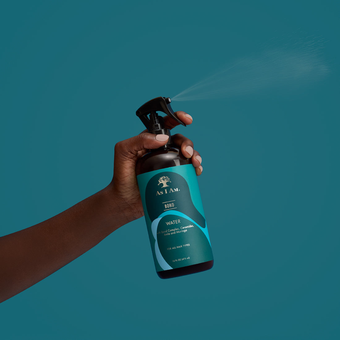 Bond Water de As I Am - Un tratamiento capilar ligero que fortalece e hidrata. Formulado para mejorar la elasticidad del cabello, reducir la rotura y mejorar la retención de humedad, esta bruma revitalizante es perfecta para todo tipo de cabello, proporcionando un cabello suave y de aspecto saludable.