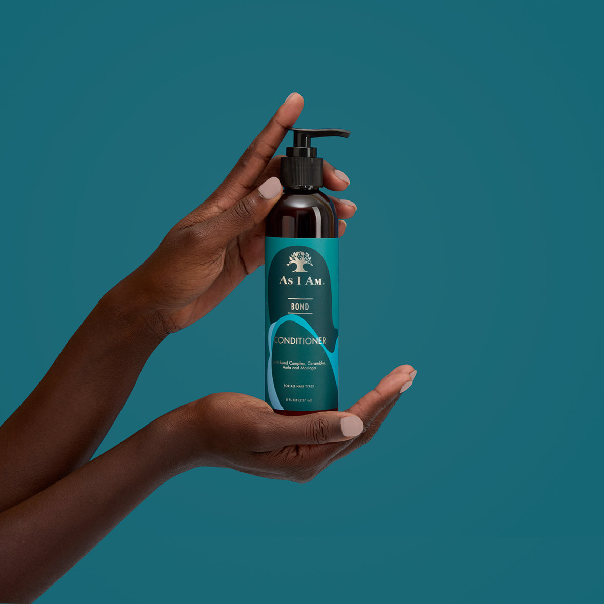 Bond Conditioner de As I Am - Un acondicionador rico y reparador que nutre y fortalece el cabello en profundidad. Diseñado para reparar el daño y mejorar la salud del cabello, esta fórmula añade hidratación y suavidad, dejando el cabello suave, brillante y resistente.