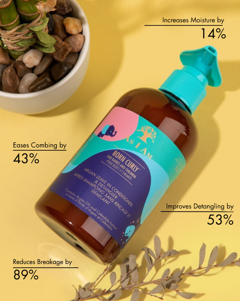 Botella de producto para el cuidado del cabello con texto sobre beneficios sobre fondo amarillo