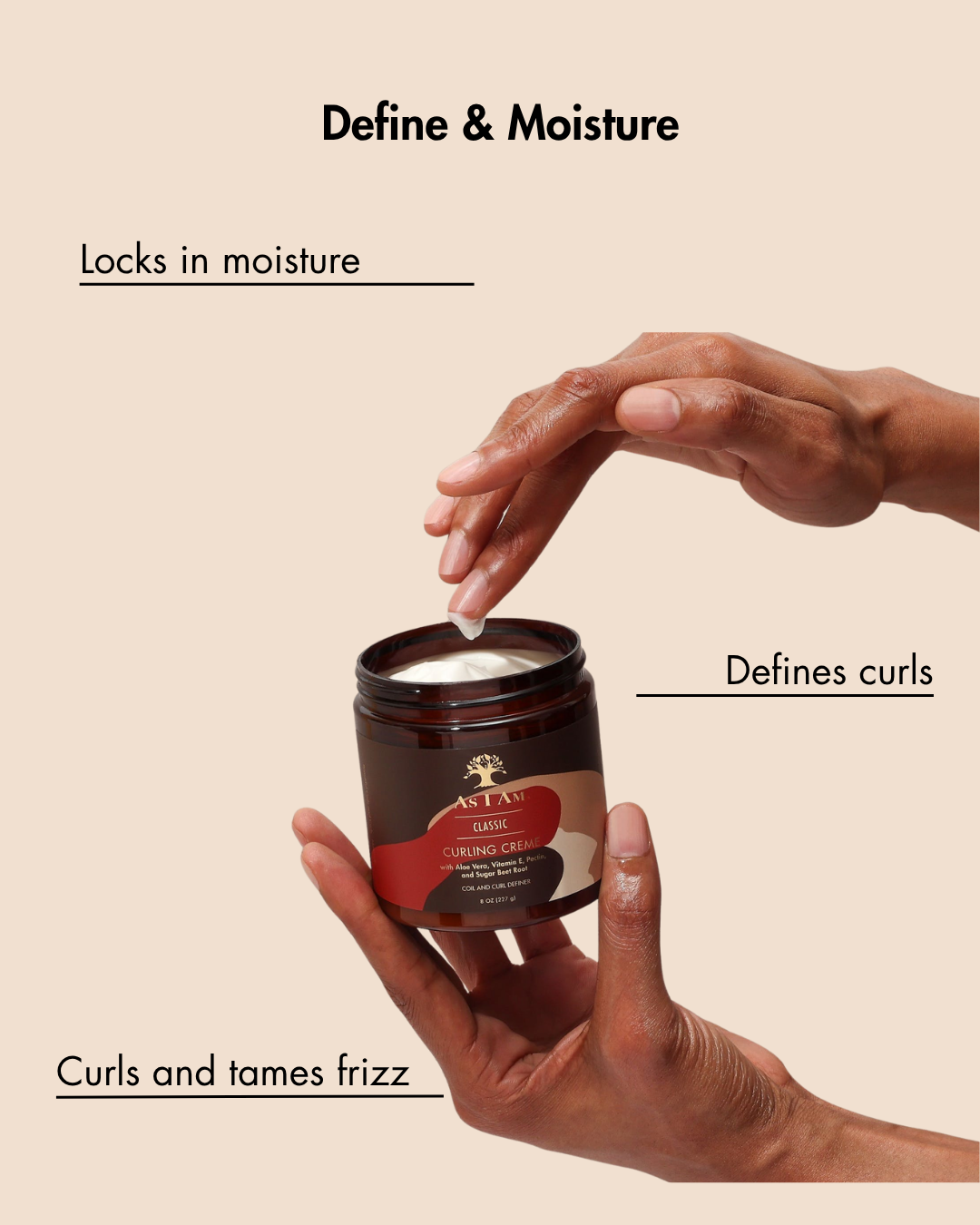 Bote de producto capilar con una mano sosteniéndolo, con la etiqueta "Define & Moisture" sobre fondo beige.