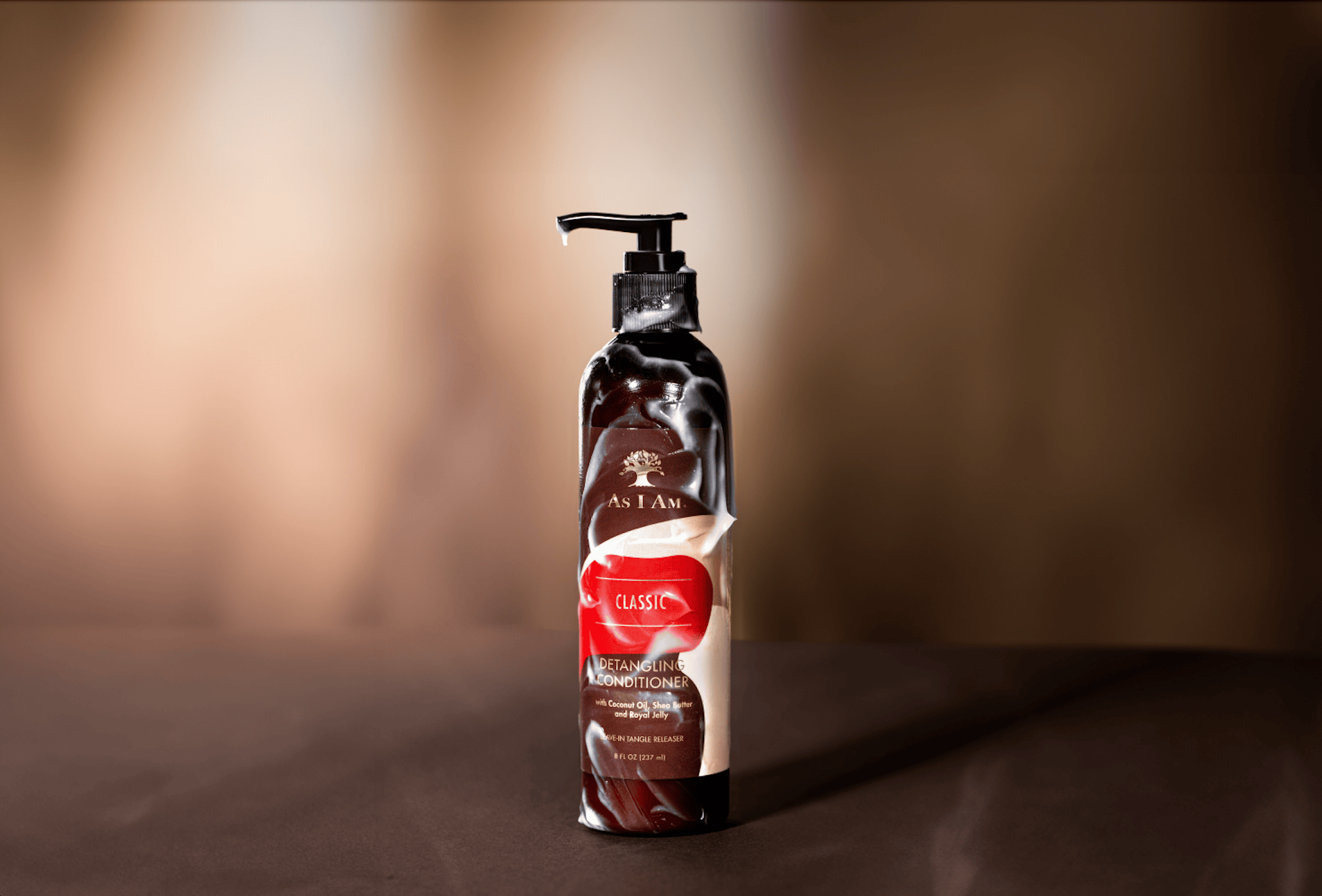 Acondicionador desenredante As I Am: una fórmula rica y cremosa diseñada para suavizar los nudos, facilitar el peinado e hidratar el cabello con textura.