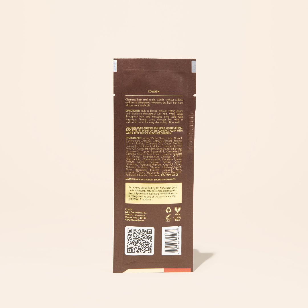 AS I AM Coconut CoWash en una bolsita de 1 oz, con una textura cremosa y mantecosa, limpia suavemente y acondiciona en un solo paso, eliminando la acumulación mientras hidrata y desenreda el cabello texturizado con un refrescante aroma a coco.