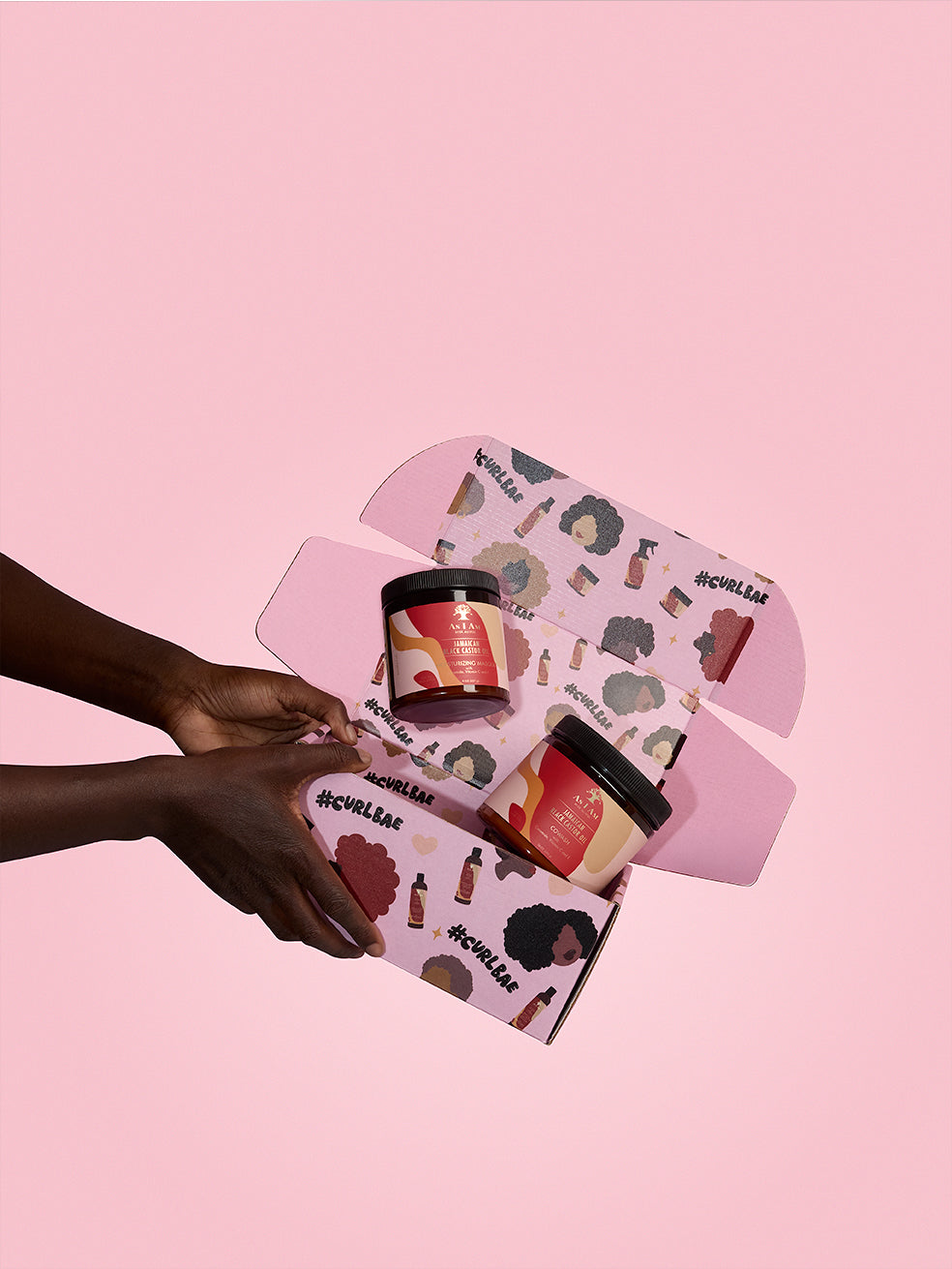 As I Am Curlbae Box con productos de aceite de ricino negro jamaicano: un conjunto de productos para el cuidado del cabello que incluye fórmulas nutritivas diseñadas para fortalecer, hidratar y definir los rizos naturales.