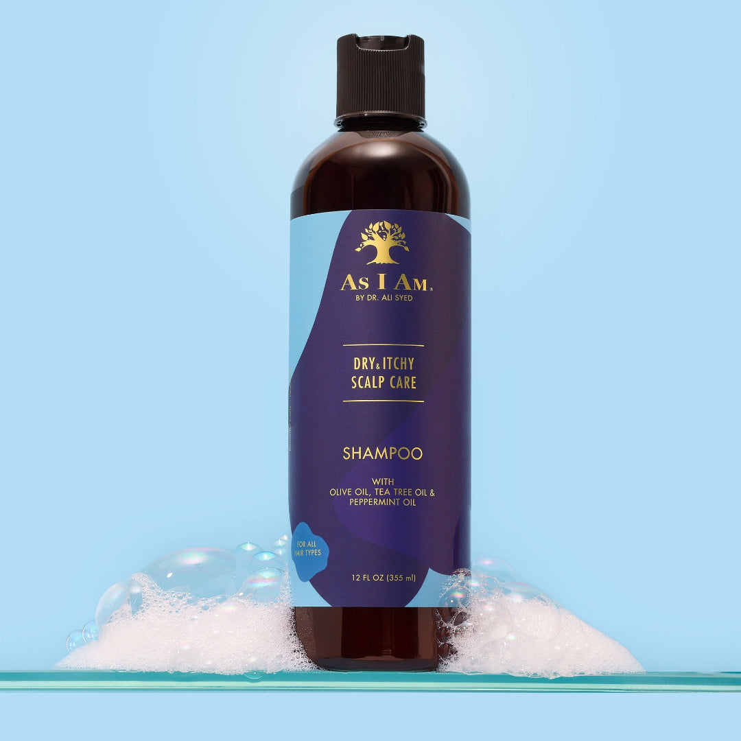 As I Am Dry & Itchy Scalp Care Shampoo, un limpiador anticaspa diseñado para aliviar el cuero cabelludo seco y con picor, a la vez que hidrata y refresca el cabello.
