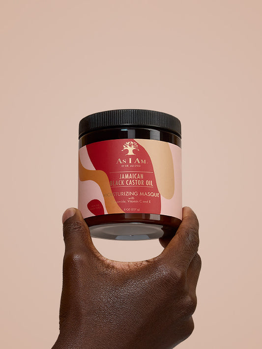 As I Am Jamaican Black Castor Oil Hair Mask - retrato del tratamiento de acondicionamiento profundo en la mano, destacando la fórmula rica y reparadora diseñada para fortalecer e hidratar los rizos naturales con JBCO.