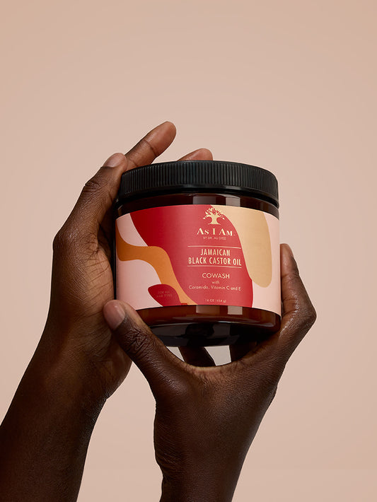 As I Am Jamaican Black Castor Oil Smoothie - imagen de retrato de la crema definidora de rizos sostenida en la mano, con la rica y nutritiva fórmula diseñada para hidratar, suavizar y realzar los rizos naturales con JBCO.