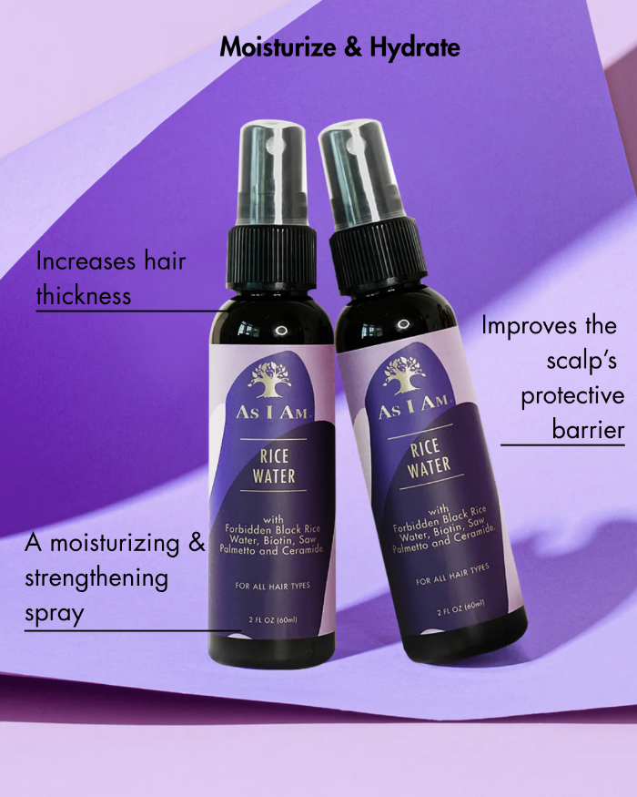 Dos botellas de spray de agua de arroz "As I Am" sobre fondo morado con texto sobre los beneficios para el cuidado del cabello.