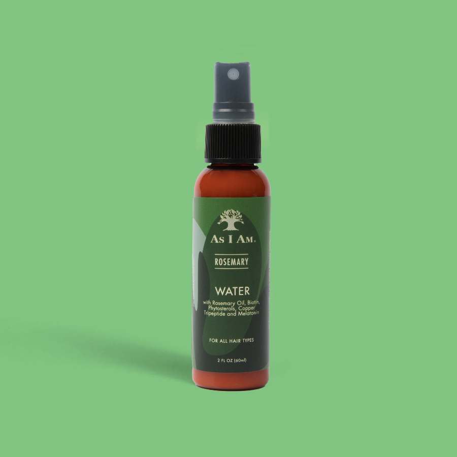 Una botella de plástico con atomizador etiquetada «as i am ROSEMARY WATER» con un diseño en colores verde y rojo sobre fondo verde.