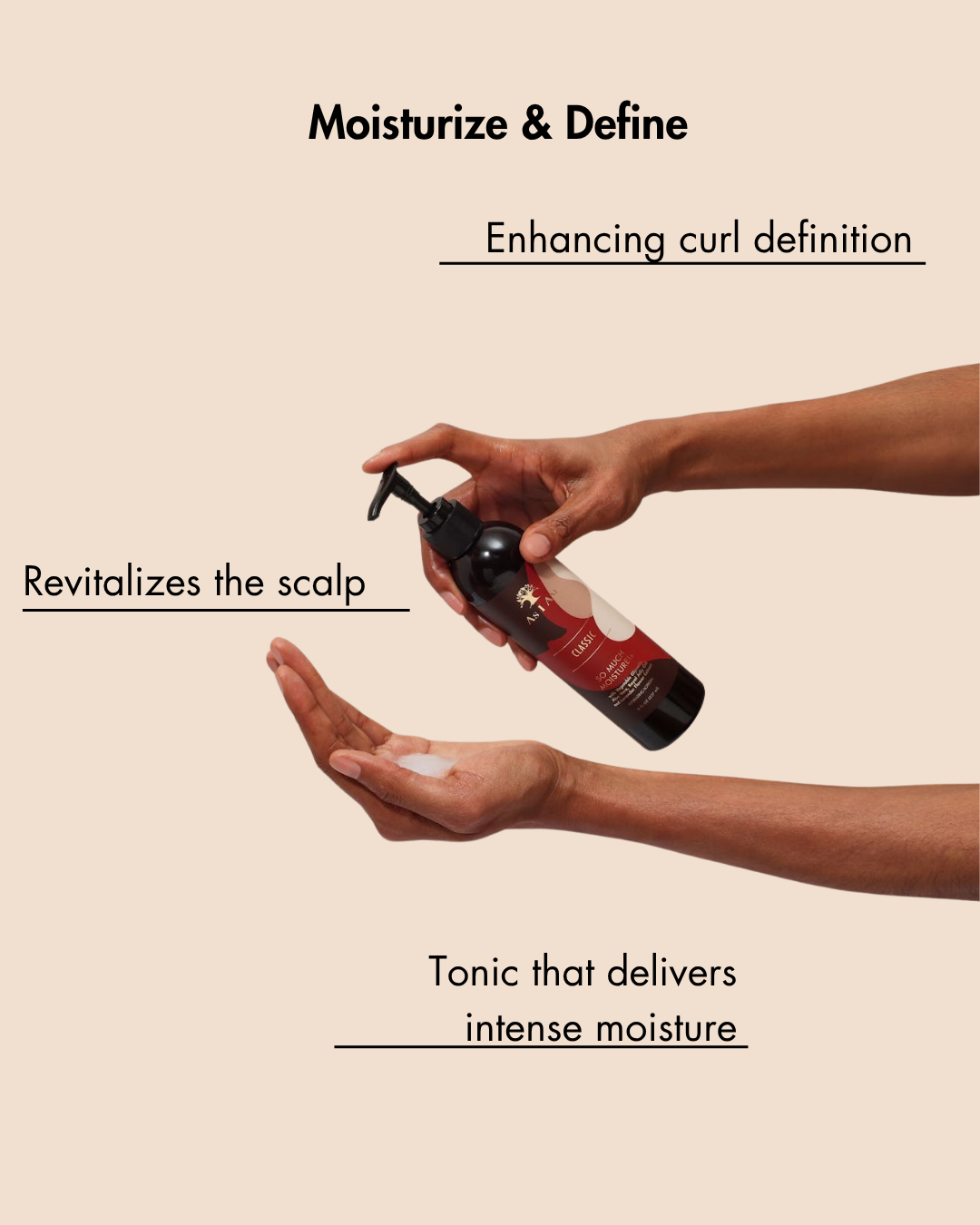 Persona sosteniendo una botella de tónico con texto sobre hidratación y definición de rizos sobre fondo beige