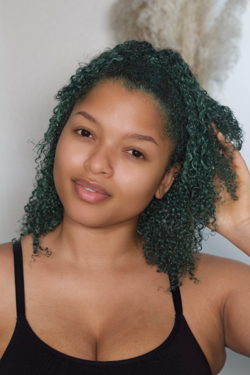 Curl Color en Verde Jade de As I Am, un tinte temporal vibrante con un acabado brillante para cabello rizado y rizado.