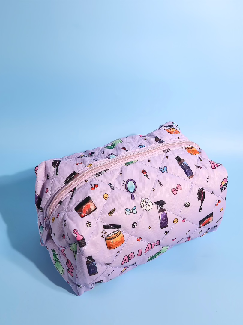 Neceser de la marca As I Am: elegante neceser de viaje con cremallera para guardar productos de belleza y cuidado del cabello.