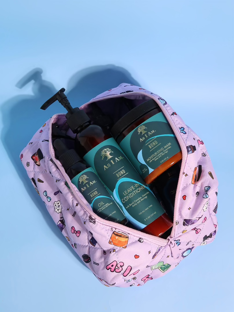 Neceser de la marca As I Am: elegante neceser de viaje con cremallera para guardar productos de belleza y cuidado del cabello.