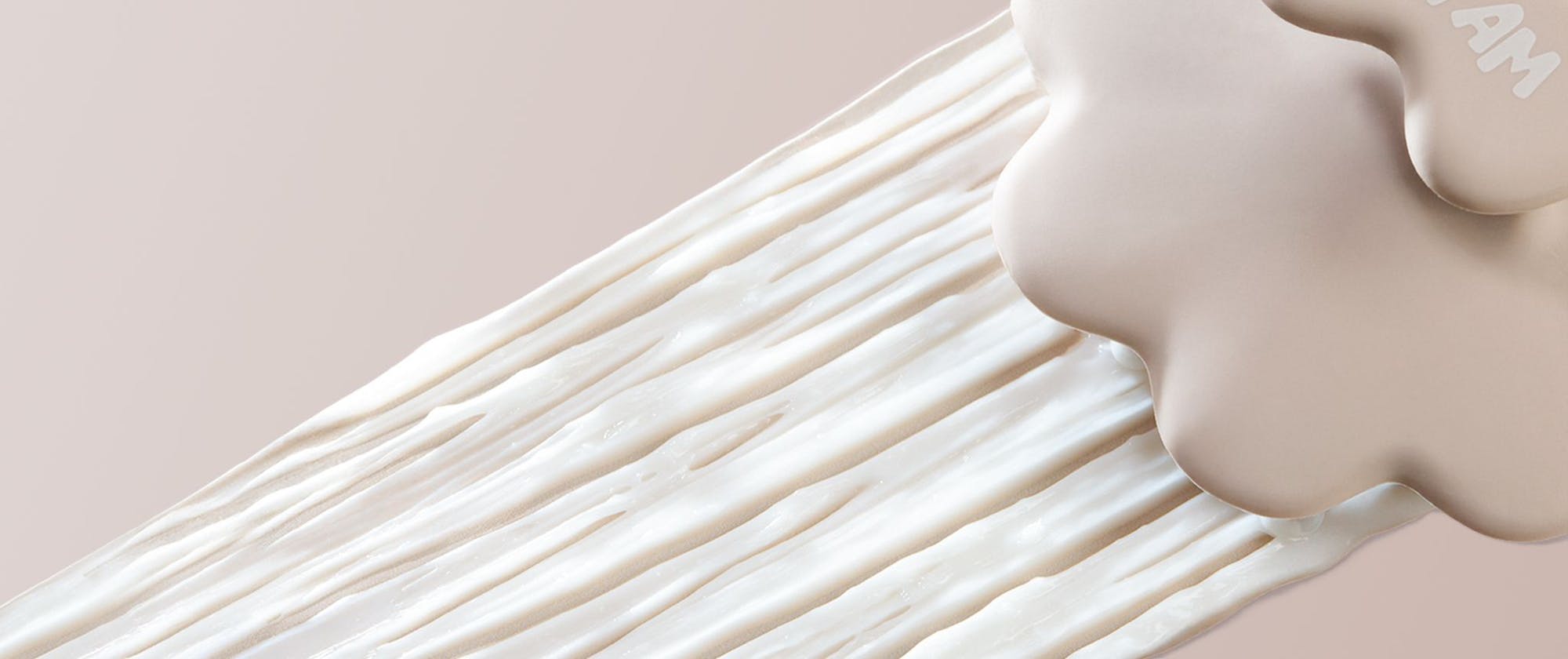 banderola de cepillo beige para el cuero cabelludo con producto