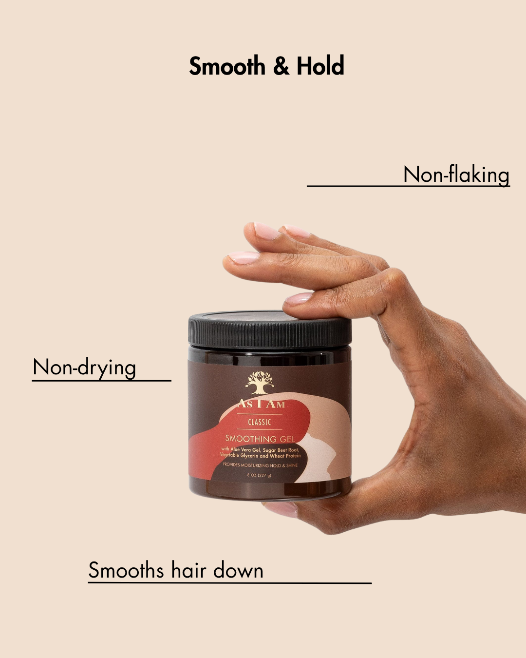 Mano sosteniendo un bote de producto para el cabello con texto destacando rasgos sobre fondo beige.