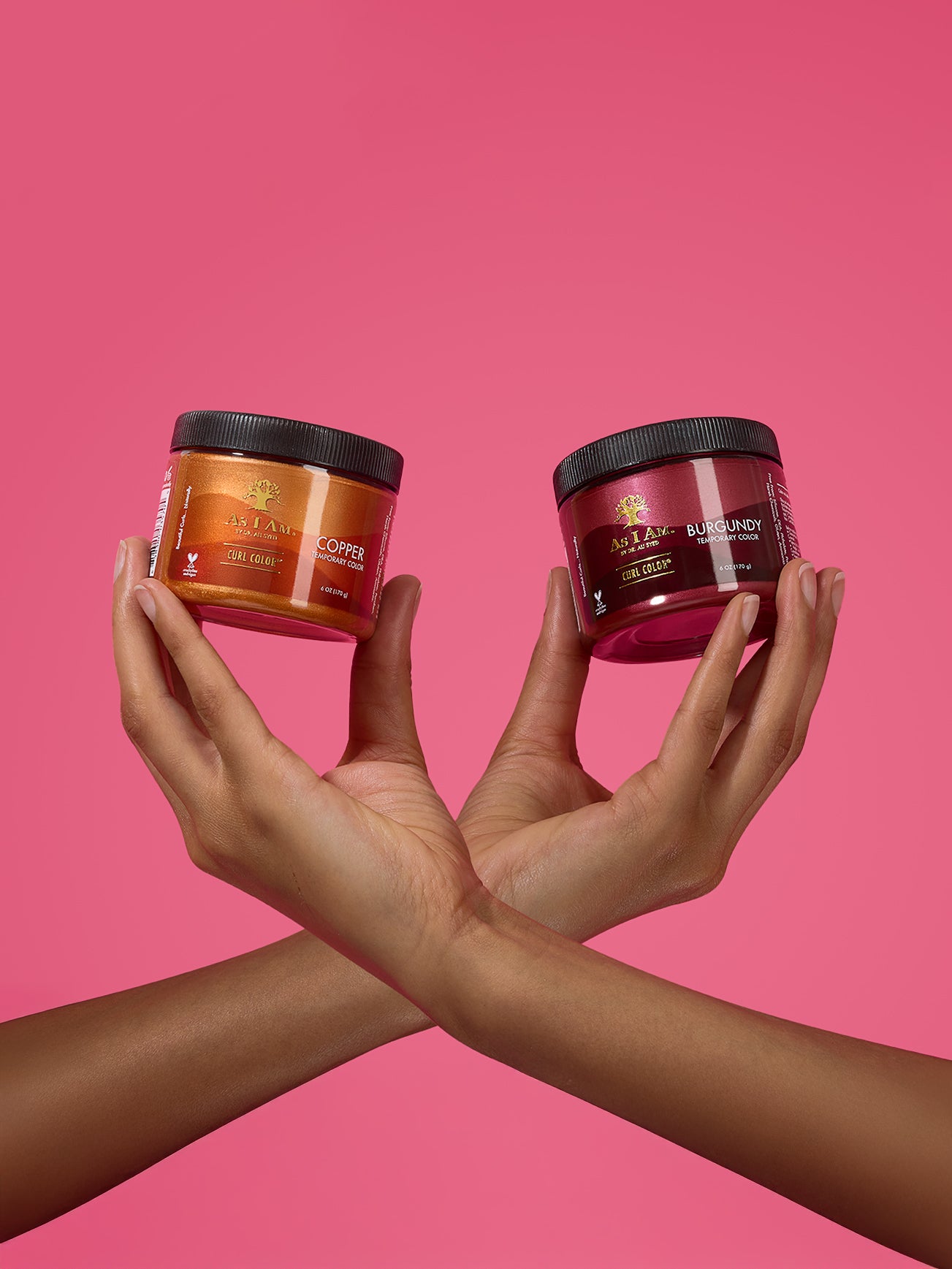 El kit de 2 paquetes As I Am Curl Color incluye tonos cobre y burdeos, presentados en frascos elegantes y vibrantes, diseñados para brindar color temporal y definición de rizos sin dañarlos.