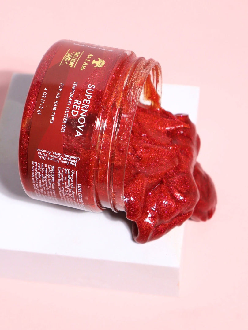 As I Am Curl Color Glitter Collection, con colores vibrantes y temporales para el cabello con un acabado brillante diseñado para rizos y espirales.