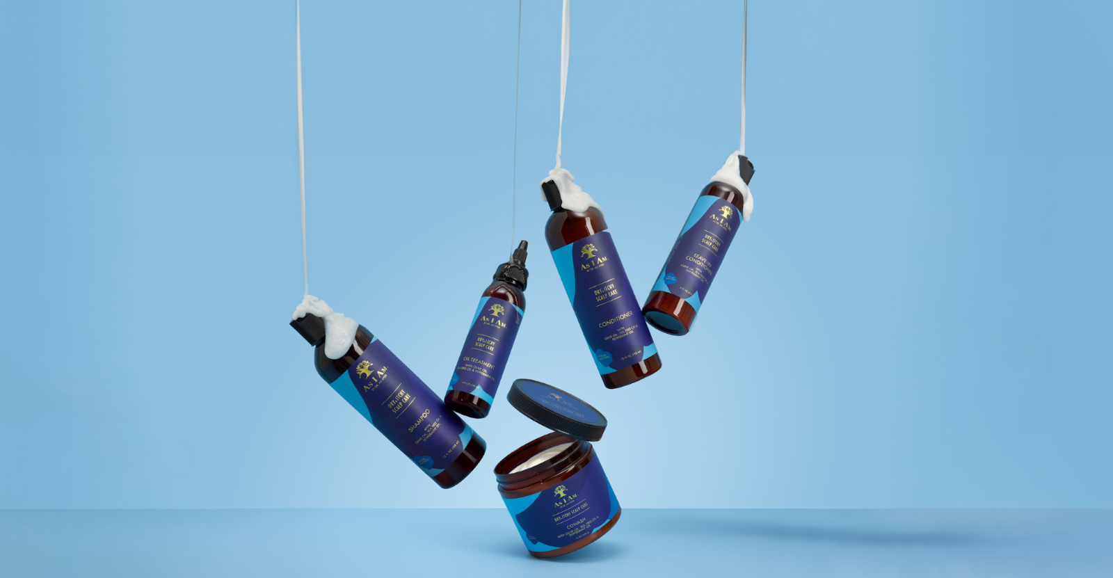 Conjunto de productos para el cuidado de la piel con envases azules sobre fondo azul claro