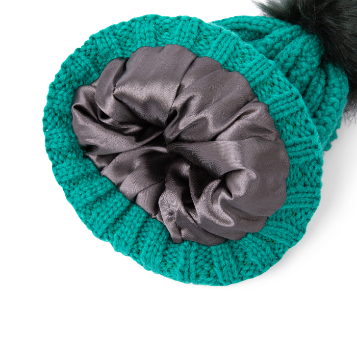 Gorro con forro satinado Ski Club en verde, diseñado para abrigar y proteger el pelo con un suave forro satinado
