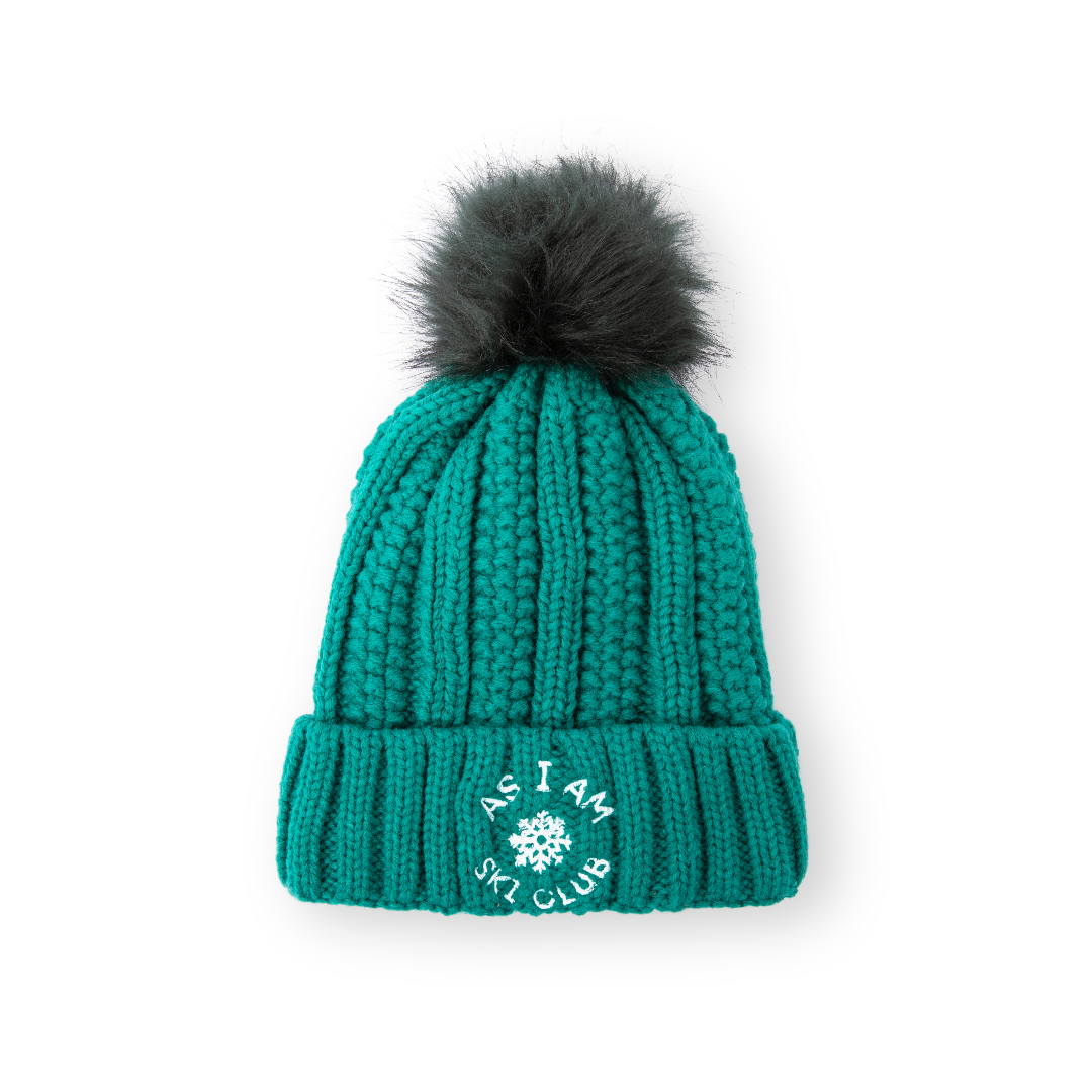 Gorro Ski Club Satin-Lined Beanie en verde, diseñado para abrigar y proteger el pelo con un suave forro de satén.