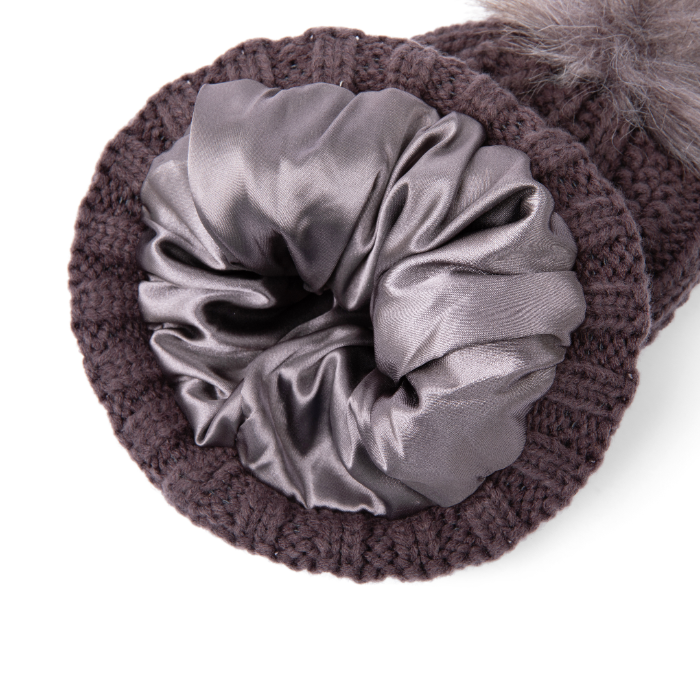 Gorro Ski Club Satin-Lined Beanie en gris, diseñado para abrigar y proteger el pelo con un suave forro satinado