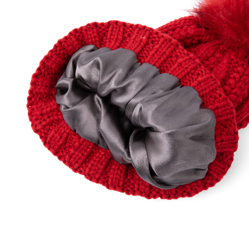 Gorro Ski Club Satin-Lined Beanie en rojo, diseñado para abrigar y proteger el pelo con un suave forro satinado
