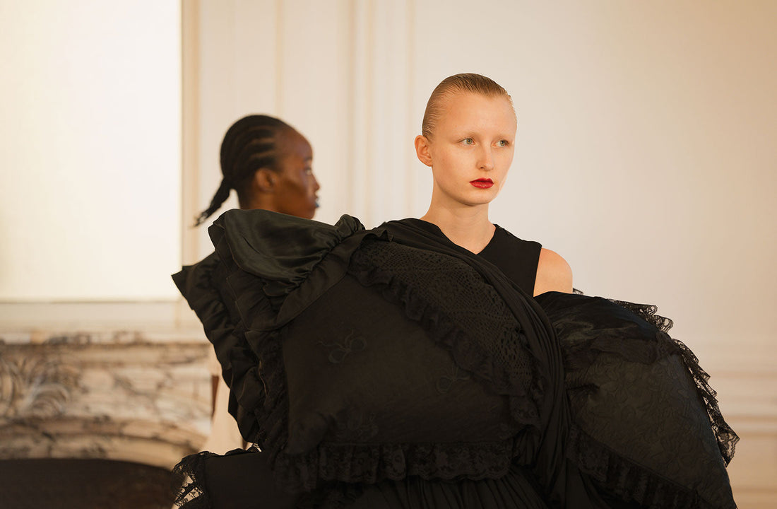 As I Am arrasa en la Semana de la Moda de París: Un asunto de glamour con Caroline Hu y Rutger