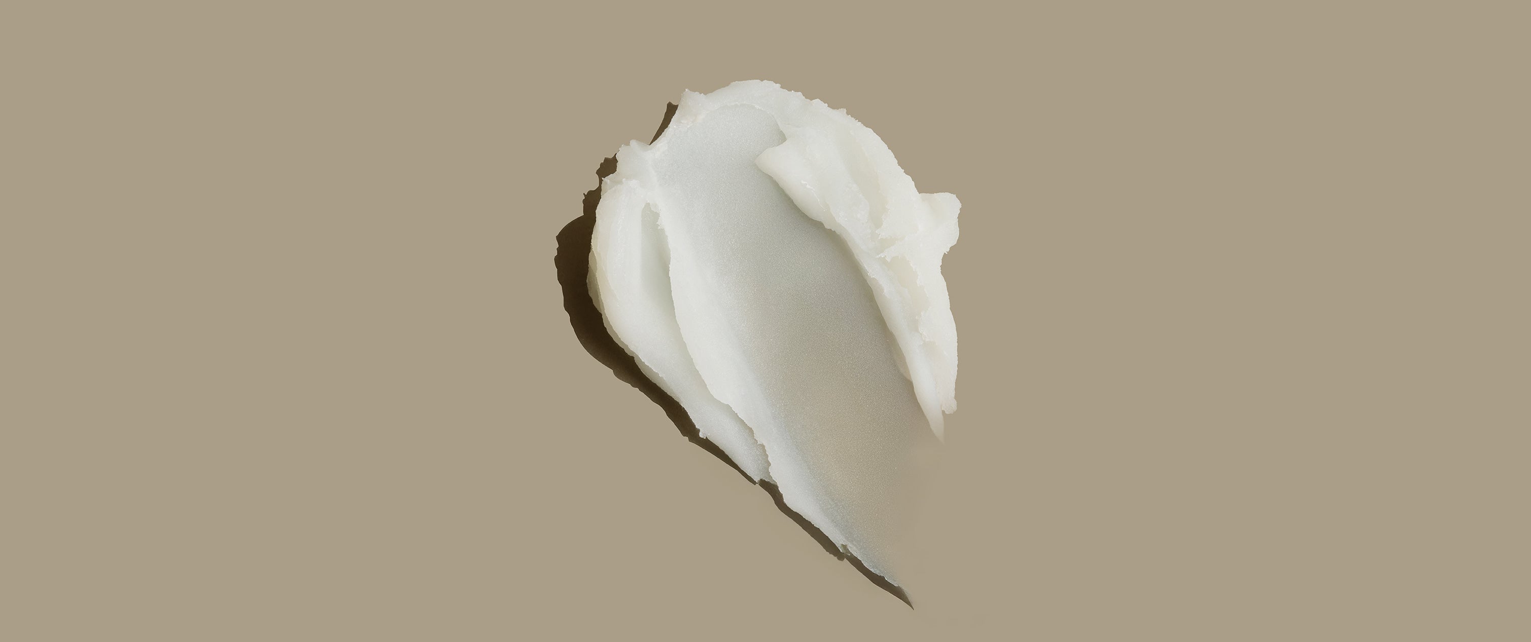 Detalle de la textura de la barra de cera AS I AM Rosemary Wax Stick, que muestra un bálsamo suave y cremoso con un acabado semimate, diseñado para un peinado elegante y para controlar el encrespamiento.