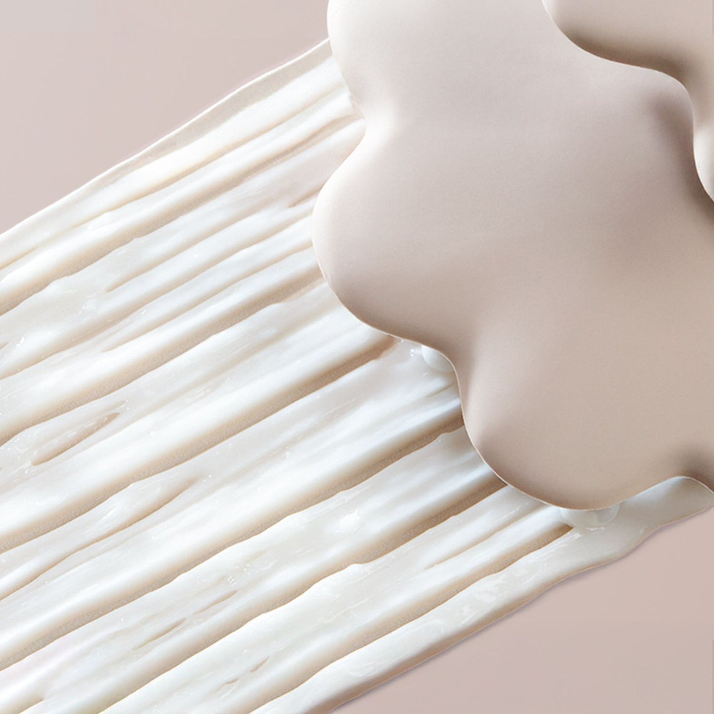 Primer plano de una superficie lisa de color beige con efecto de enfoque suave.
