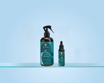 Dos botellas de productos para el cuidado del cabello AtoA sobre un fondo azul claro.