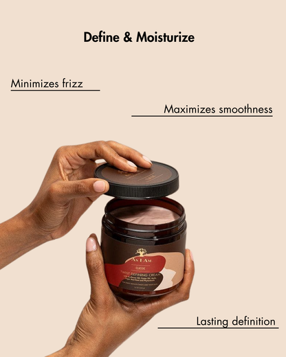 Mano sosteniendo un bote abierto de producto para el cuidado del cabello con texto destacando los beneficios sobre fondo beige.