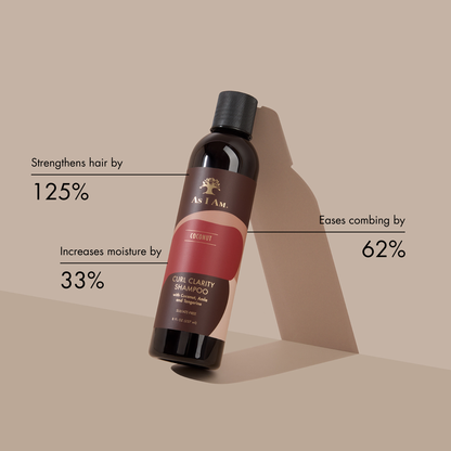 Botella de champú con el logotipo de la marca sobre un fondo beige.