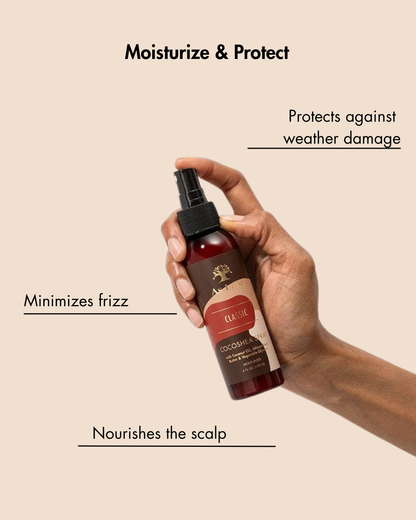 Mano sosteniendo una botella de producto para el cuidado del cabello con texto destacando sus beneficios sobre fondo beige.
