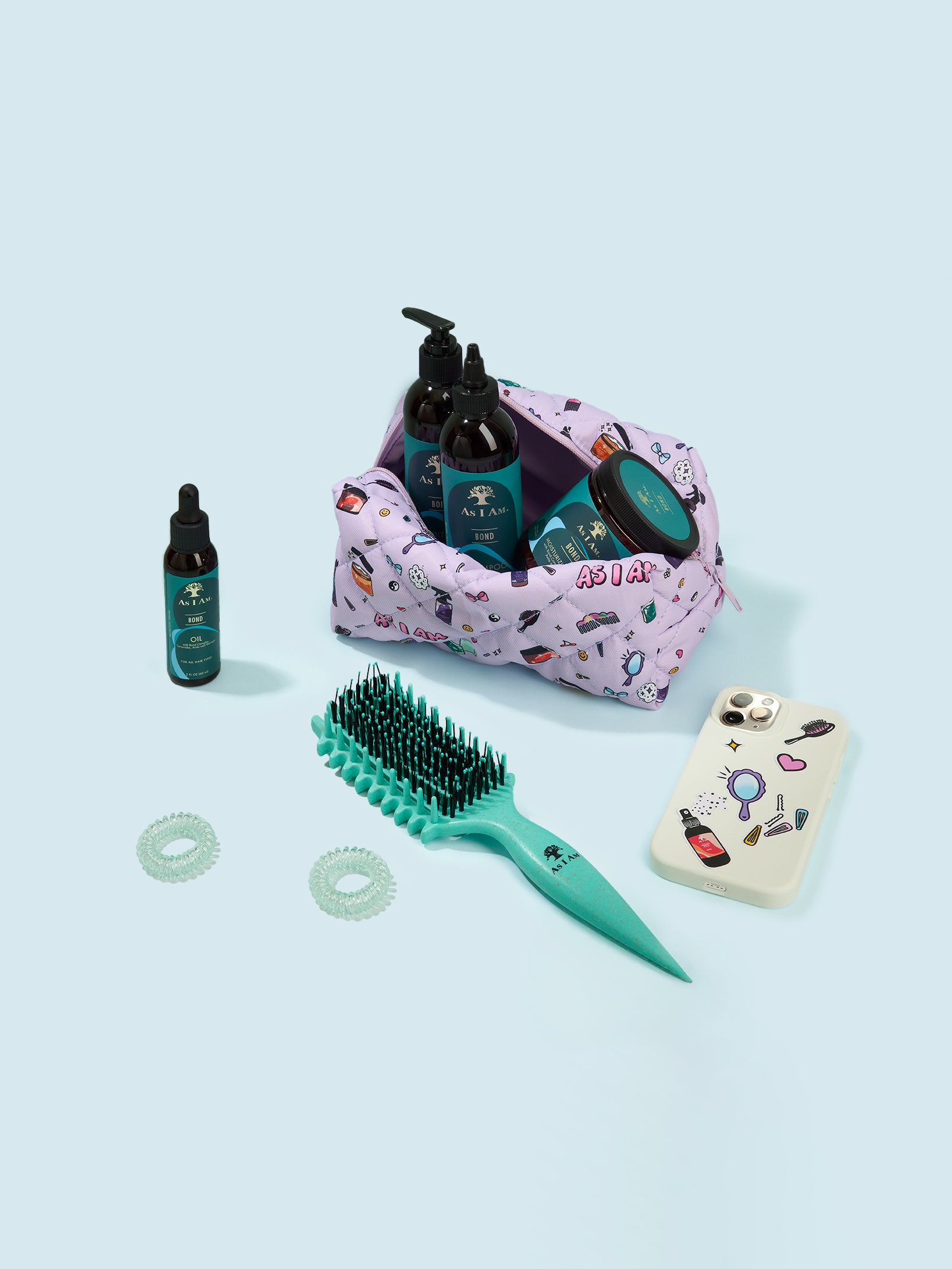 Neceser con productos y herramientas para el cuidado del cabello sobre fondo azul claro