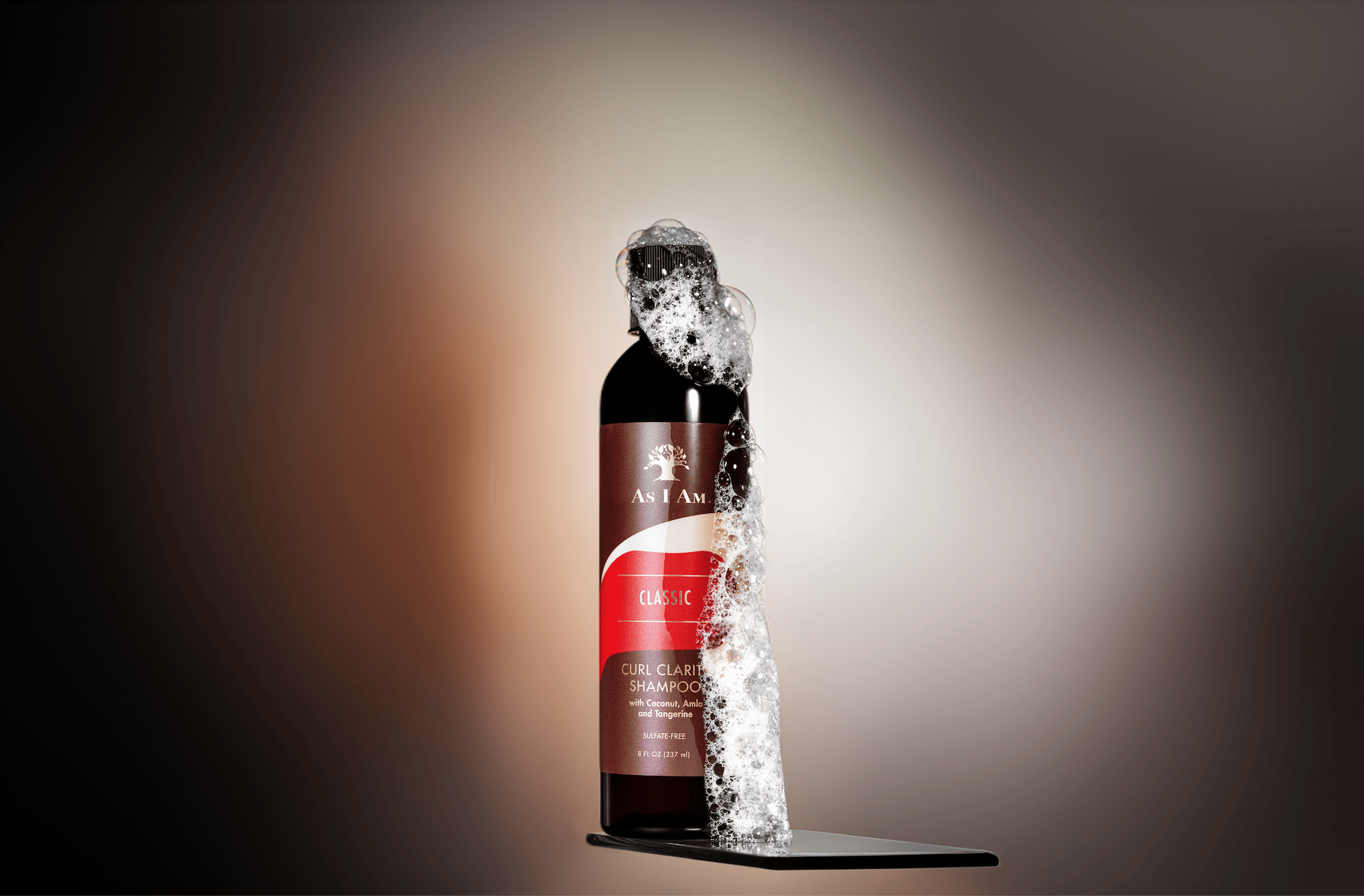 Botella de champú As I Am Curl Clarity: un limpiador sin sulfatos que elimina suavemente la acumulación de producto a la vez que mantiene la hidratación del cabello rizado y rizado.