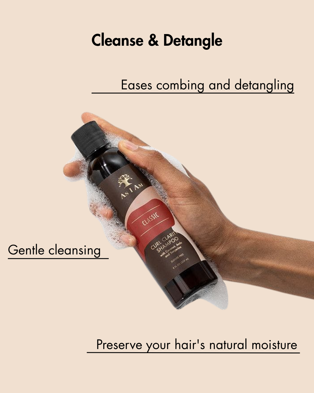Mano sosteniendo una botella de producto para el cuidado del cabello con texto sobre fondo beige