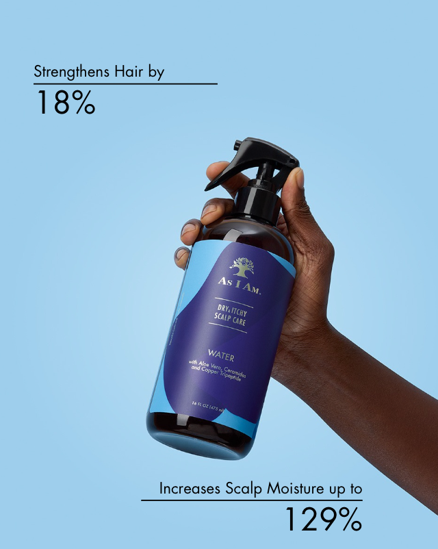 Mano sosteniendo una botella azul con texto sobre la fuerza del cabello y la hidratación del cuero cabelludo sobre un fondo azul claro.
