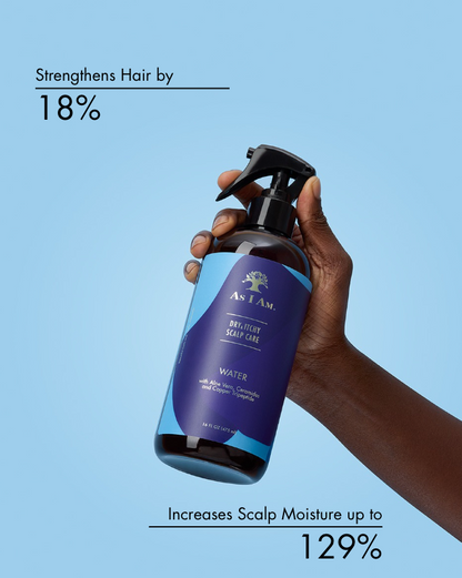 Mano sosteniendo una botella azul con texto sobre la fuerza del cabello y la hidratación del cuero cabelludo sobre un fondo azul claro.
