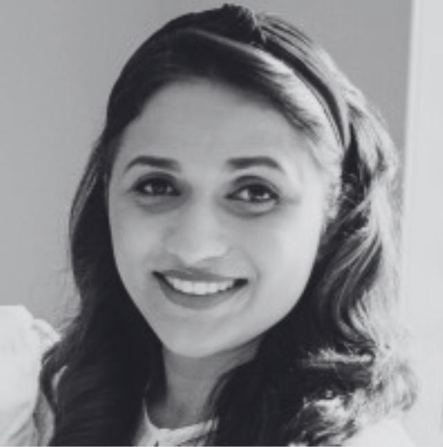 Foto en blanco y negro de una mujer con diadema