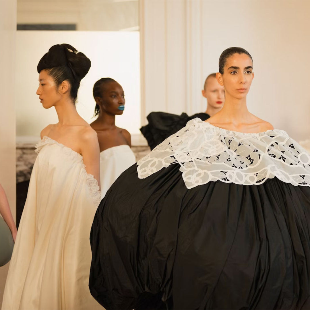 Una guía paso a paso para conseguir los impresionantes peinados del desfile de Caroline Hu durante la Semana de la Moda de París. Con productos As I Am, este tutorial destaca las técnicas expertas para crear peinados elegantes y listos para la pasarela, manteniendo el cabello sano y nutrido.