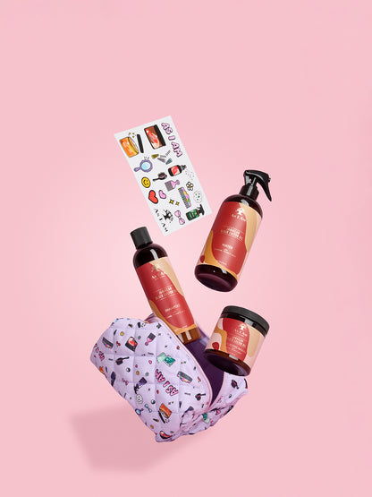 Set de aceite de ricino negro jamaicano As I Am - incluye una bolsita de producto y pegatinas de la marca, ofreciendo un paquete divertido y funcional para fortalecer y peinar los rizos naturales.