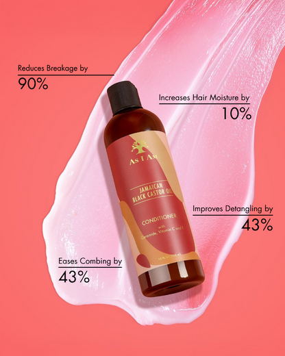 Un frasco de acondicionador de aceite de ricino negro jamaicano sobre fondo rosa con texto que destaca sus beneficios.