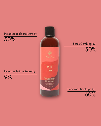 Botella de acondicionador As i am Long & Luxe con los beneficios del producto sobre fondo rosa