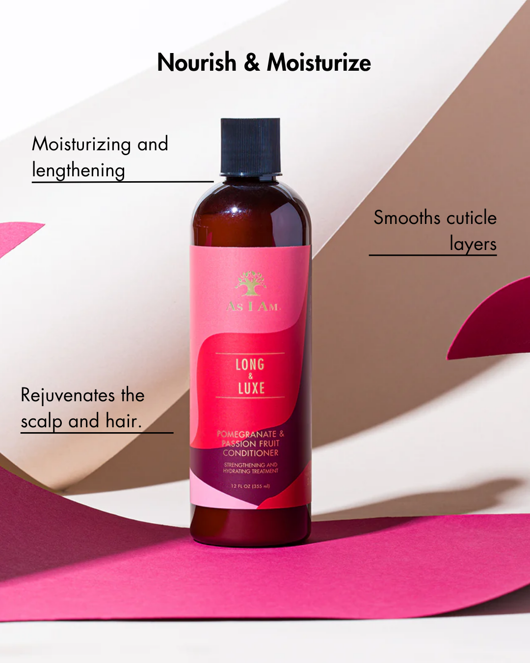 Botella de acondicionador para el cabello con etiqueta rosa sobre fondo geométrico