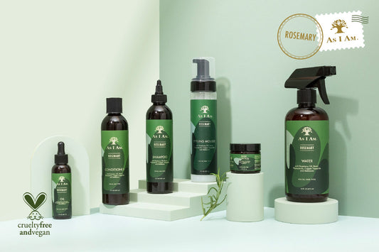 Colección de productos ecológicos para el cuidado de la piel sobre una superficie blanca con un fondo verde claro, con la marca Rosemary As I Am.